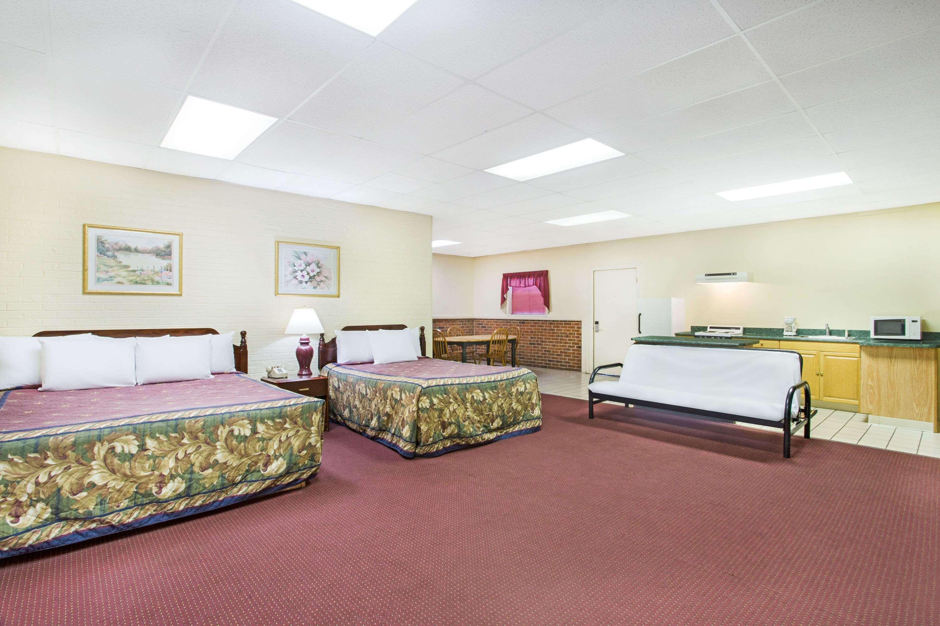 Bristol Parkway Inn Exterior photo